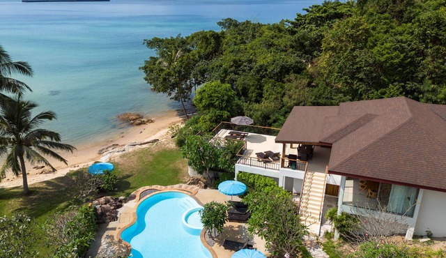 Beachfront Villa - 3 En-Suite Air Conditioned Bedrooms - Housekeeper Included.