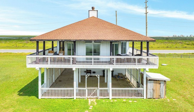 Beachfront w/Dune Walkover, Dog Friendly & Deck Access from Every Bedroom