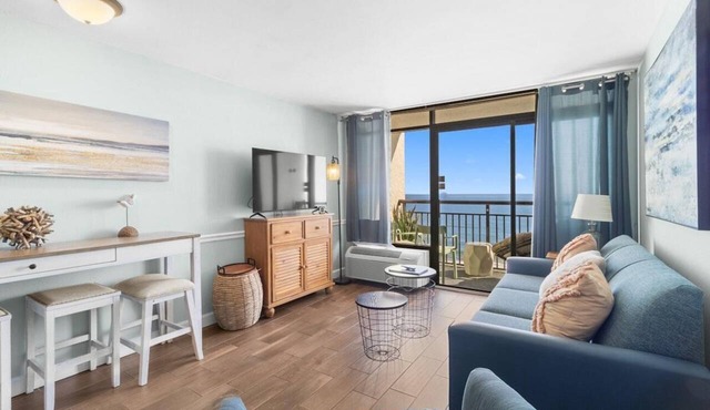 Beachside Bliss: Oceanfront Suite w/Breakfast