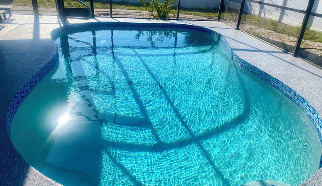Beachy 3BR Retreat ~ Heated Pool & Fenced Yard ~ Pet Friendly! Star of Venice!