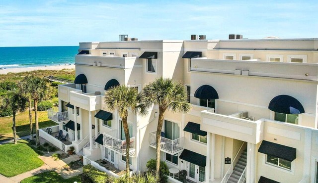 Beautiful 2 Bedroom, 2 Bathroom Condo in Royal Mansions With Launch & Ocean Views!