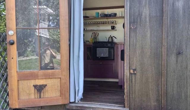 Beautiful custom tiny home 20 min from Middlebury!