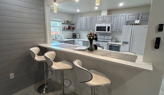 Beautiful Family-sized Home in Sunny Sarasota, Florida with large backyard!