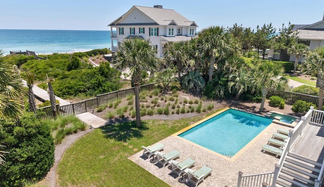 Beautiful Oceanfront home with a pool