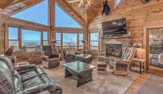 Beautiful, private, Blue Ridge, GA cabin with incredible views.