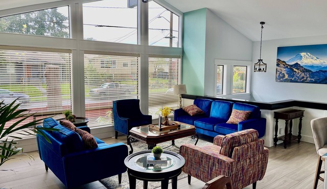 Beautiful relaxing home 4BR/3BA near Light Rail