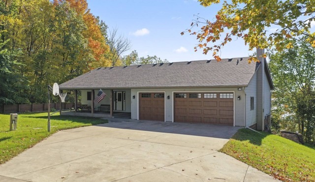 Beautiful walk out rambler on Fox Lake, great for year round use