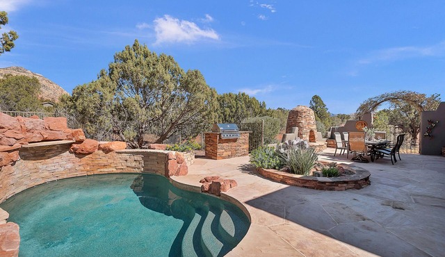 Best Iconic-Living Room Red Rock Views, Hot Tub, Borders The Forest