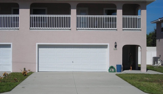 BIG BEAUTIFUL BEACH HOUSE- STEPS TO THE SAND-NEAR COCOA BEACH PIER-PRIVATE YARD