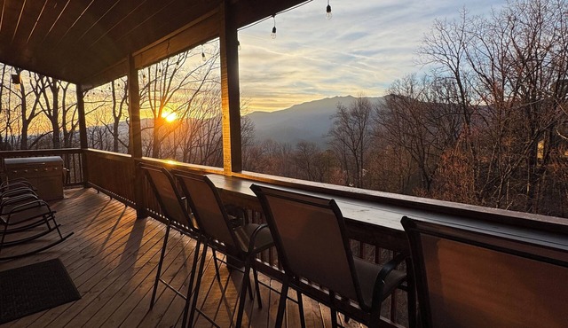 Brand New Luxury 3/3.5 Cabin Great Mountain Views, Hot Tub, Ober Gatlinburg Ski