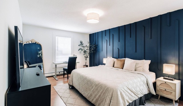 Bright, chic & spacious by Summit/Hamline in St Paul with porch and swing chairs