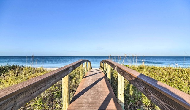 Bright Gulf Coast Escape - 8 Mi to Johns Pass!