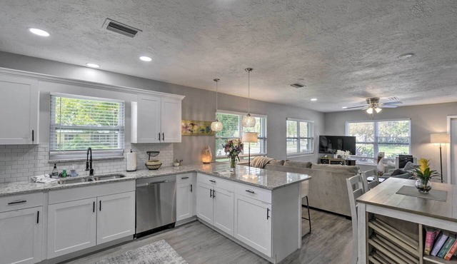 Bright Venice Getaway < 1 Mi to Historic Dtwn