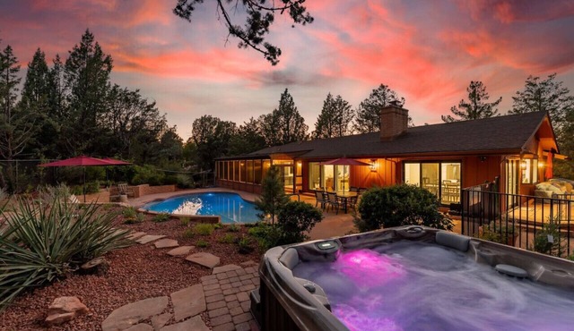 Broken Arrow Oasis w/Heated Pool, Hot Tub, Firepit, Steps to Trails, & Stunning Views