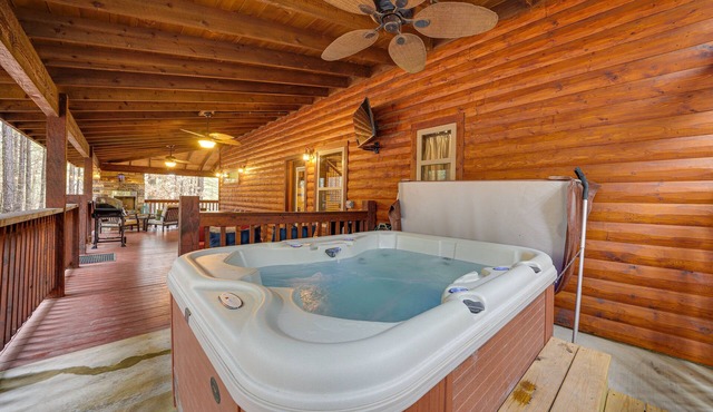 Broken Bow Cabin on 1 Acre w/Hot Tub & Fire Pit!