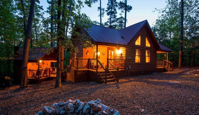 Broken Bow Rental Cabin w/Hot Tub & Bar