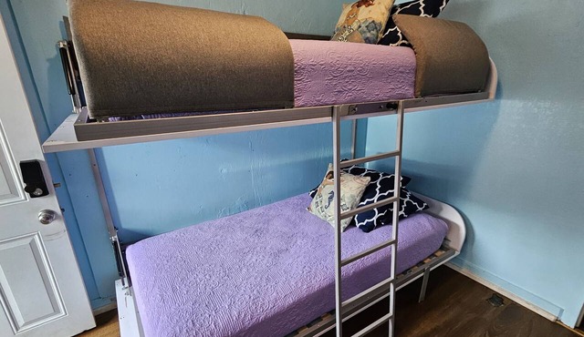 Budget Downtown Studio-A with European Bunk Beds, AC, WIFI & 4 free Streamers!