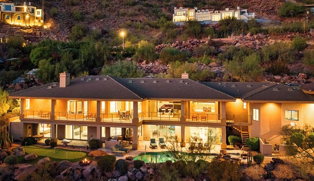 Camelback Heights - 8BR Estate w/Pool, Theater & Camelback Views