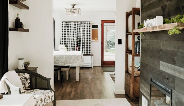 Centrally located "Perch Lake Bungalow" w/Hot-tub!