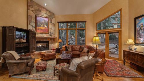 Chalet Aster in Edwards