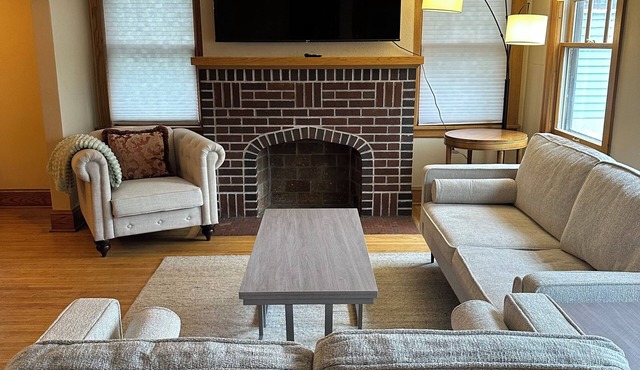 Charming 2-bedroom apartment with AC, WiFi in welcoming Saint Paul