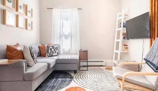 Charming 2-bedroom apartment with parking in lovely Somerville
