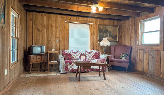 Charming 2-bedroom cabin in Clarkrange