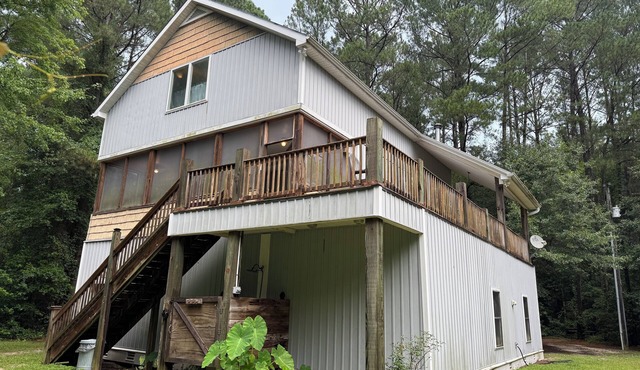 Charming 2-bedroom cottage with WiFi, AC near the Black River in Harrells