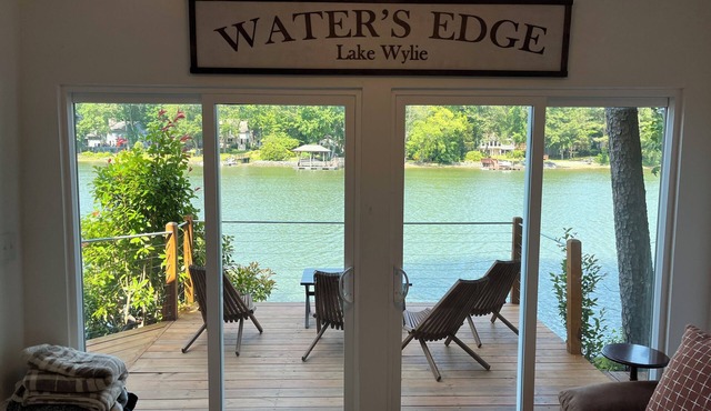 Charming 2-bedroom cottage on Waters Edge on Lake Wylie!