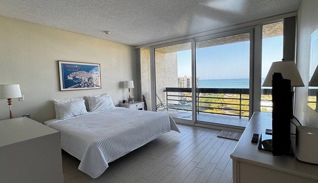 Charming 2-bedroom condo with AC, fitness room in wonderful Longboat Key