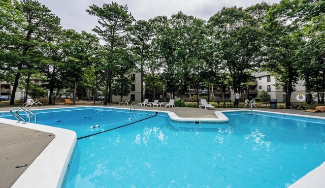 Charming 3-bedroom apartment on Cape Cod with poll access.