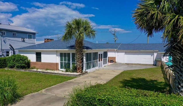 Charming Beach Cottage, Less than 1 Block to Beach, Kure Pier + Food, Dog Friendly