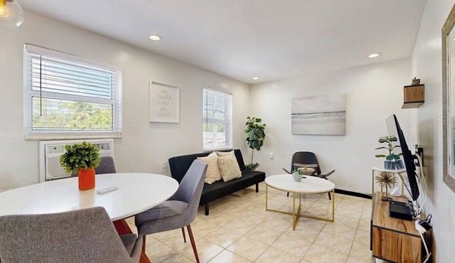 Charming duplex with enclosed yard, fast WiFi, full kitchen, & W/D