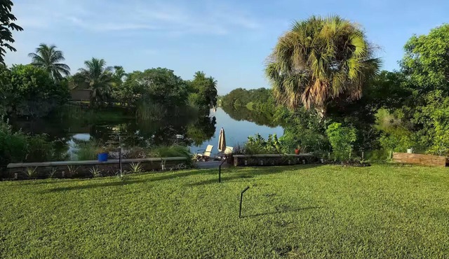 Charming Lakefront RV with AC in Pompano Beach