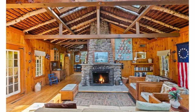 Charming, Rustic, 4-bedroom cabin near Gregg Lake, perfect for your getaway!