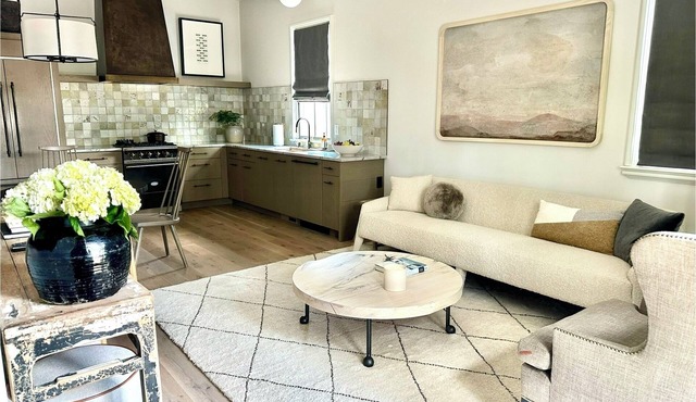 Charming & sophisticated 2-bedroom townhome with WiFi/cable in beautiful Atlanta