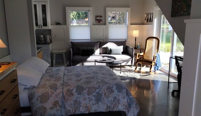 Charming Studio Se7en apartment in tranquil Shelburne, perfect for your getaway!