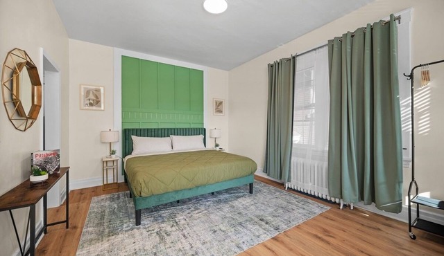 Charming Studio w/Sun Room sleeps 4