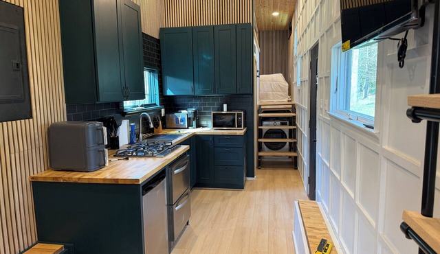 Charming Tiny Home with 1 bedroom and 2 lofts and WiFi, AC in wonderful Dallas.