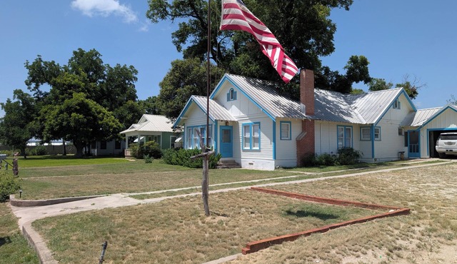 Charming, unique 3-bedroom house in Junction with AC, WiFi, Pet Friendly