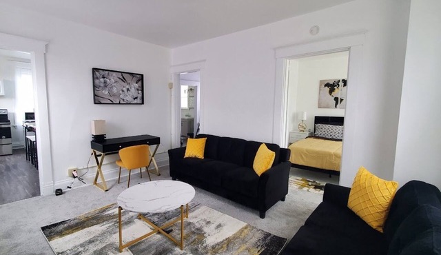Charming Unit, Free Laundry & Parking12 minutes to Downtown