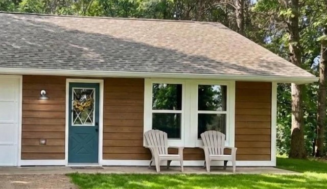 Charming 1BR riverside cabin in Brainerd, MN. River sunsets, stocked kitchenette, fire pit, 10 min to downtown. Ideal for couples, small families & remote workers seeking a peaceful Up North escape.
