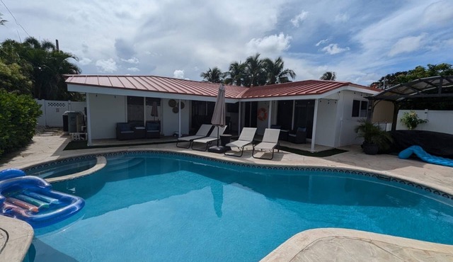 Chef's Kitchen Villa in Pompano Beach. Heated Pool and 3D tour available