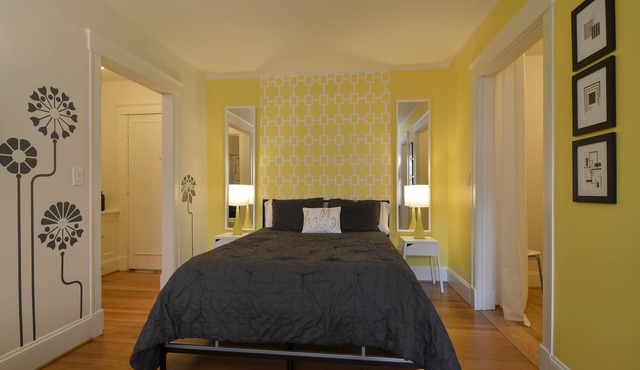 Chic flat. Trendy neighborhood. Walk to Pike Place Market.