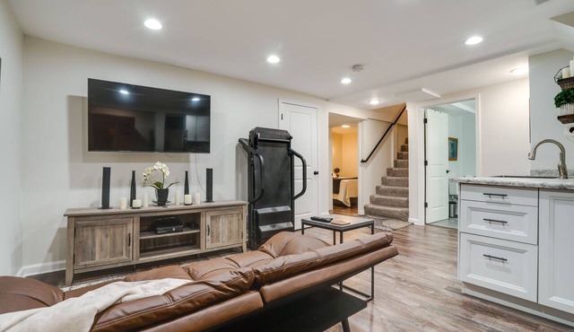 Chic Minneapolis Apt - 6 Blocks to Lake Nokomis!