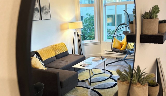 City+Water View Gem- Walk DT | Parking, Pool, Pets