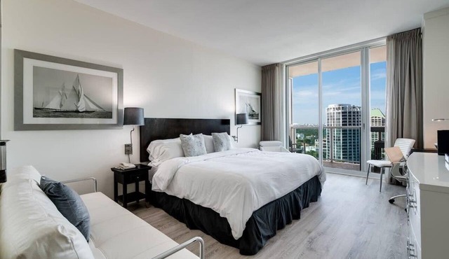 CityView Balcony Pool& Hottub. Wi-Fi. Full Kitchen