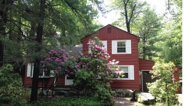 Classic Pocono Mountain Cottage in Split Rock