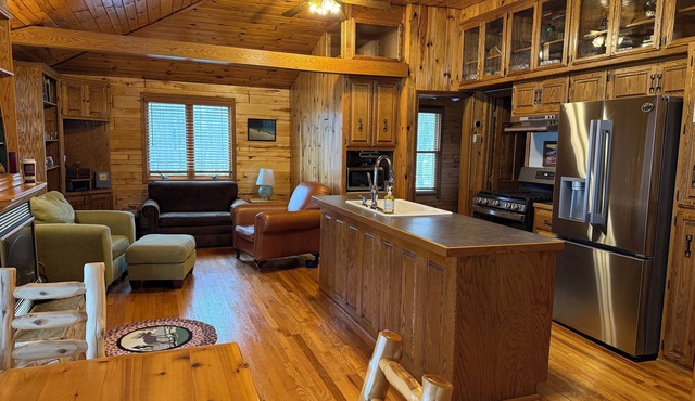 Classically Charming, Quiet Lakeside Cabin less than 2 hours from the Cities