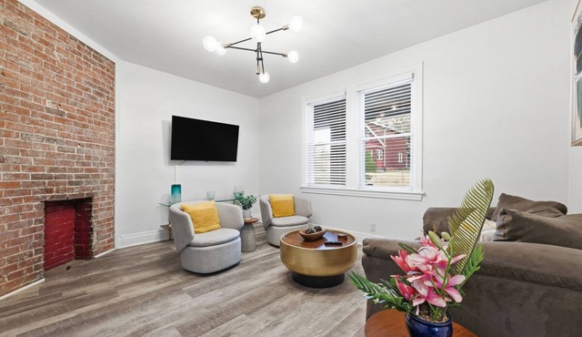 Clean, comfortable 2BR in a quiet neighborhood near downtown and stadiums. Guests love the spotless space, thoughtful touches, and fully stocked kitchen. Enjoy fast WiFi, smart TVs, easy check-in, free parking, plus a porch and private balcony.